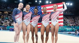Tím USA: zľava Jade Careyová, Suni Leeová, Simone Bilesová, Jordan Chilesová a Hezly Riverová sa tešia po zisku zlatých medailí vo viacboji družstiev na OH 2024 v Paríži.