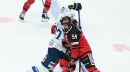 Zľava Róbert Bačo (Nitra) a Boris Česánek (Banská Bystrica) v zápase 11. kola Tipos extraligy HK Nitra - HC Banská Bystrica.