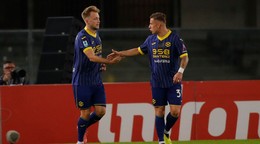 Hráč Casper Tengstedt (vľavo) z Verony sa raduje z gólu, vpravo Slovák Tomáš Suslov (31) počas zápasu.