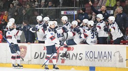 Radosť hráčov Slovana Bratislava po strelení gólu počas zápasu HK Dukla Trenčín - HC Slovan Bratislava.