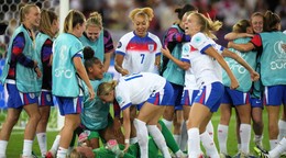 Anglické futbalistky sa tešia po postupe do semifinále ME vo futbale žien 2025.