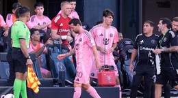 Lionel Messi opúšťa ihrisko.