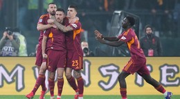 Hráč Ríma Lorenzo Pellegrini (druhý zľava) oslavuje so spoluhráčmi