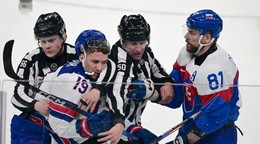 Erik Černák a Matthew Tkachuk počas šarvátky v semifinálovom zápase USA - Slovensko na ZOH 2026.