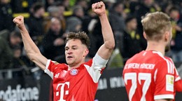 Joshua Kimmich z Bayernu oslavuje víťazny gól proti Borussii Dortmund.