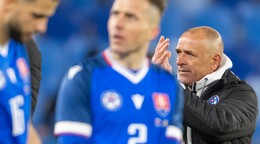 Na snímke tréner slovenskej reprezentácie Francesco Calzona ďakuje svojím hráčom a divákom po prípravnom zápase medzi Slovenskom a Rumunskom .