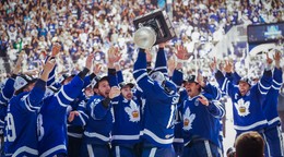 Útočník tímu Toronto Marlies Logan Shaw (11) dvíha Calderov pohár.