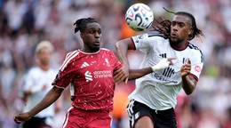 Hráč Liverpoolu Jeremie Frimpong (vľavo) v súboji s Alexom Iwobim z Fulhamu
