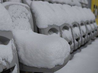 Zasnežené sedačky na štadióne v Jablonci. 