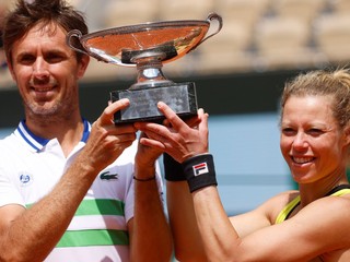 Nemka Laura Siegemundová a Francúz Edouard Roger-Vasselin oslavujú titul na Roland Garros 2024
