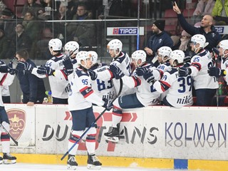 Radosť hráčov Slovana Bratislava po strelení gólu počas zápasu HK Dukla Trenčín - HC Slovan Bratislava.