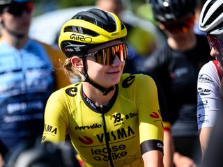 Slovenská cyklistka Viktória Chladoňová v drese tímu Visma-Lease a Bike.