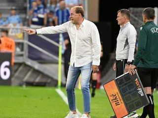 Vladimír Weiss st.na lavičke Slovana