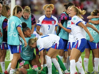 Anglické futbalistky sa tešia po postupe do semifinále ME vo futbale žien 2025.
