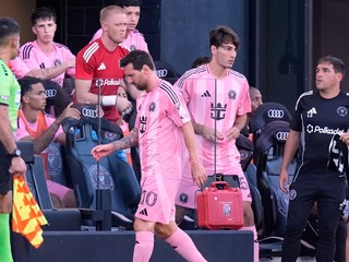 Lionel Messi opúšťa ihrisko.