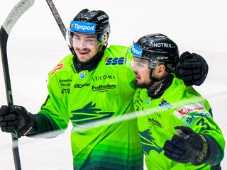 Na snímke hokejisti Žiliny sa tešia z gólu.