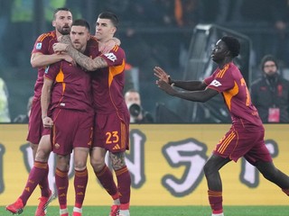Hráč Ríma Lorenzo Pellegrini (druhý zľava) oslavuje so spoluhráčmi
