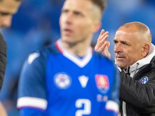 Na snímke tréner slovenskej reprezentácie Francesco Calzona ďakuje svojím hráčom a divákom po prípravnom zápase medzi Slovenskom a Rumunskom .
