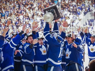 Útočník tímu Toronto Marlies Logan Shaw (11) dvíha Calderov pohár.