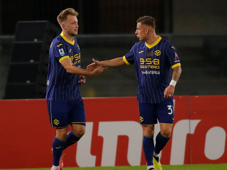 Hráč Casper Tengstedt (vľavo) z Verony sa raduje z gólu, vpravo Slovák Tomáš Suslov (31) počas zápasu.