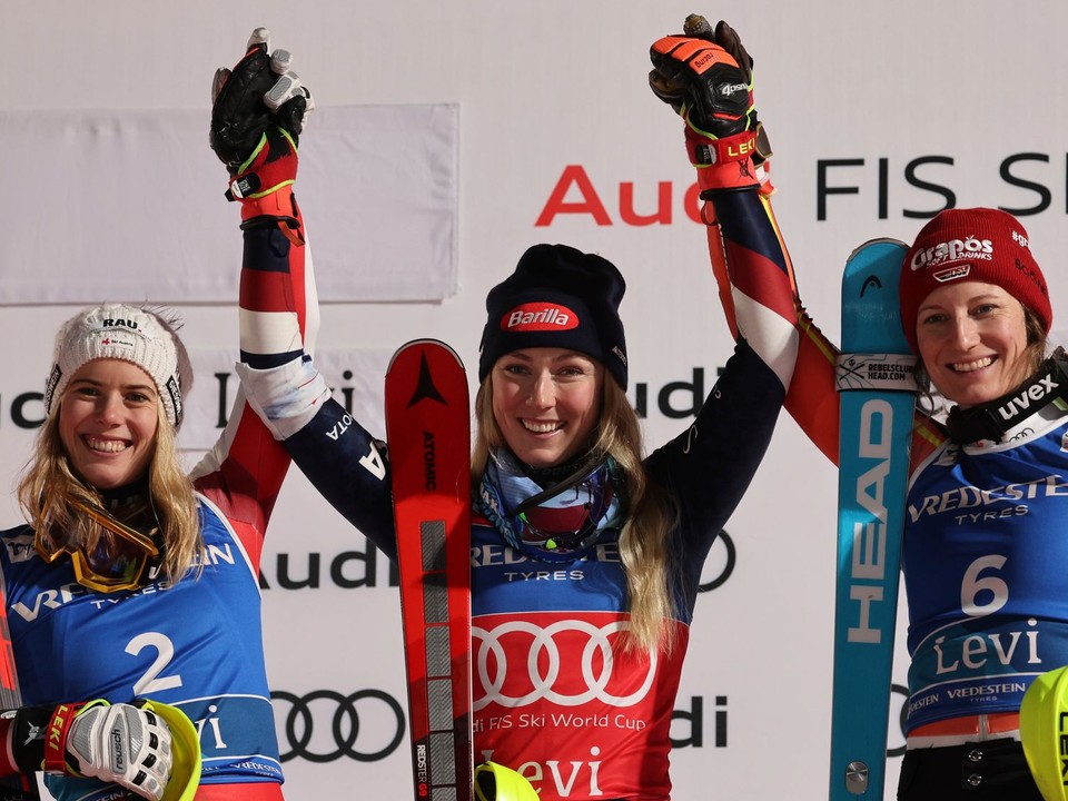 Mikaela Shiffrinová vyhrala slalom v Levi 2024. Druhá bola Katharina Liensbergerová a tretia Lena Dürrová.