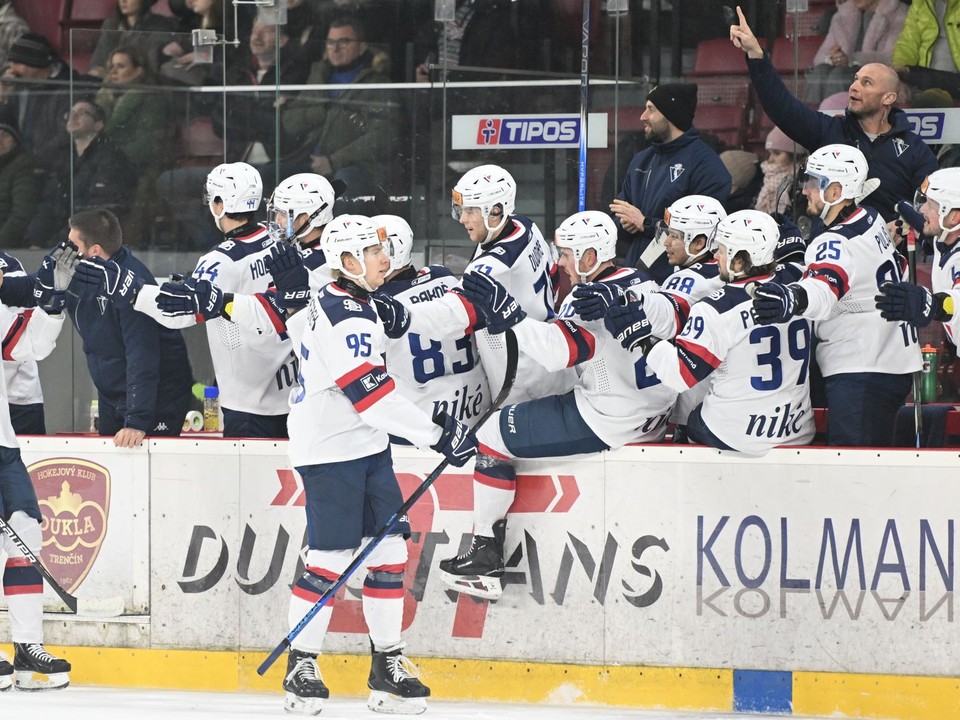 Radosť hráčov Slovana Bratislava po strelení gólu počas zápasu HK Dukla Trenčín - HC Slovan Bratislava.