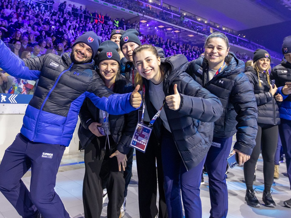 Slovenskí reprezentanti počas úvodného ceremoniálu na Zímných Svetových univerzitných hrách 2025.