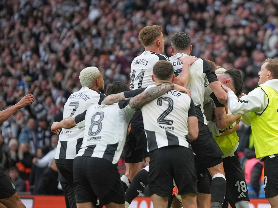 Dan Burn sa so spoluhráčmi teší po strelenom góle v zápase Liverpool FC - Newcastle United vo finále anglického Ligového pohára.