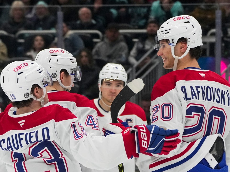 Juraj Slafkovský sa so spoluhráčmi z Montreal Canadiens teší po strelenom góle.