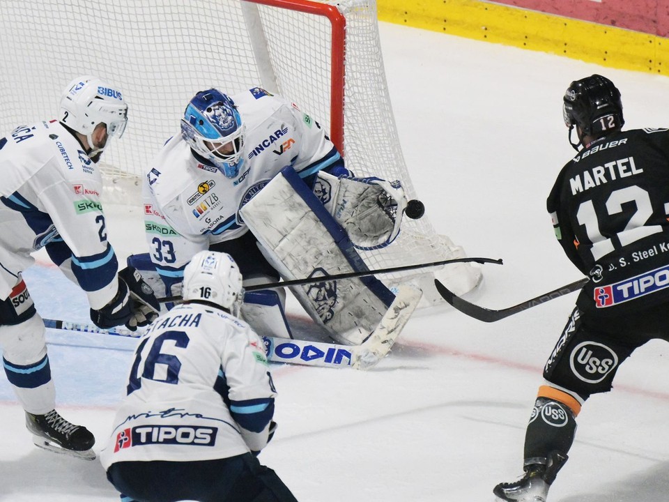 Danick Martel (vpravo) a brankár Libor Kašík v zápase HC Košice - HK Nitra v 1. finále play-off Tipos extraligy.