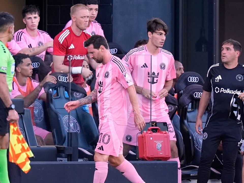 Lionel Messi opúšťa ihrisko.
