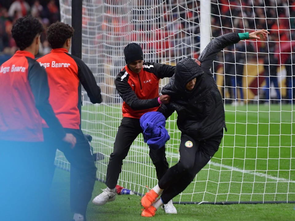 Náhradný brankár Senegalu Yehvann Diouf stráži uterák pred marockými podavačmi lôpt.