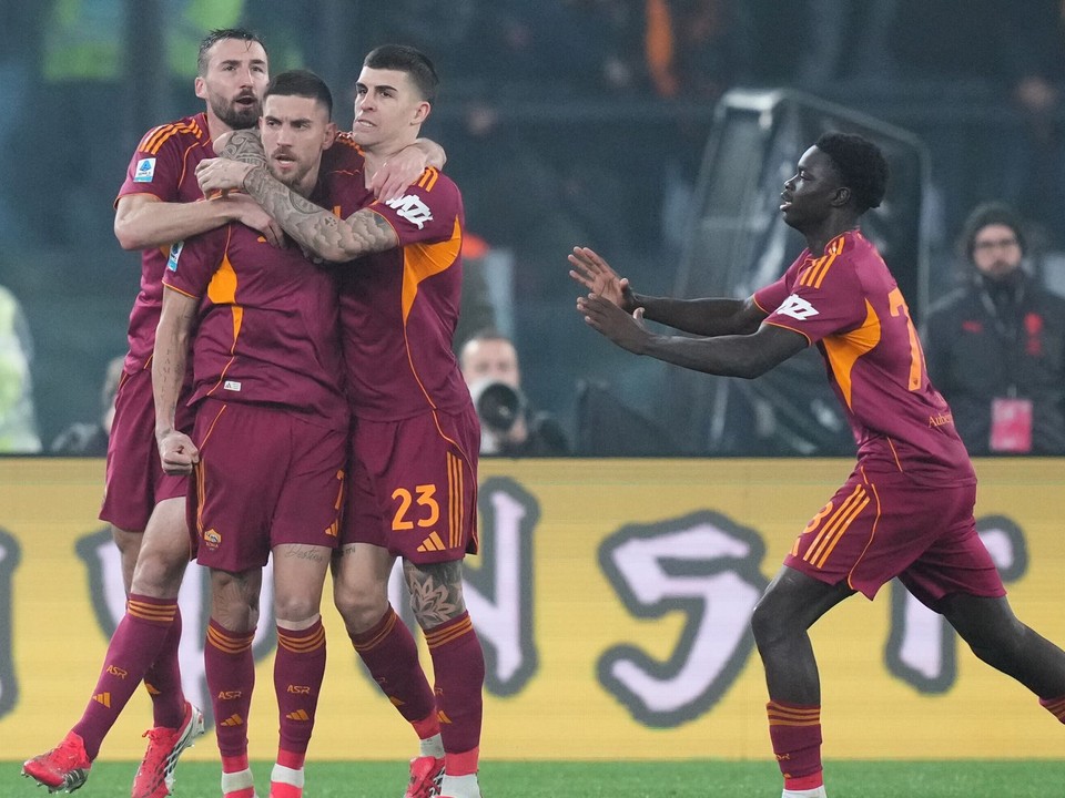 Hráč Ríma Lorenzo Pellegrini (druhý zľava) oslavuje so spoluhráčmi