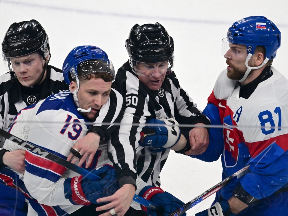 Erik Černák a Matthew Tkachuk počas šarvátky v semifinálovom zápase USA - Slovensko na ZOH 2026.