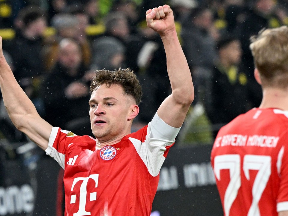 Joshua Kimmich z Bayernu oslavuje víťazny gól proti Borussii Dortmund.