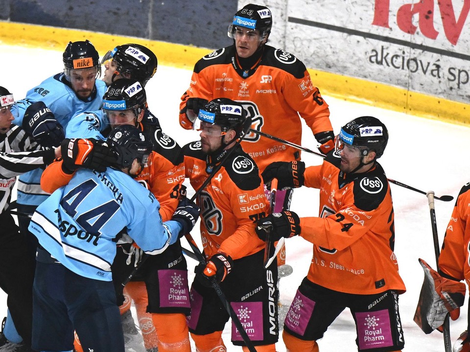 Šarvátka počas zápasu HC Košice - HC Slovan Bratislava 