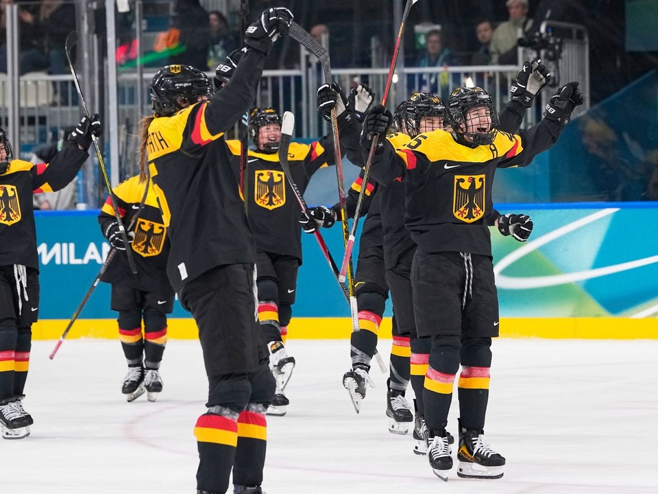 Hokejistky Nemecka oslavujú víťazstvo. 