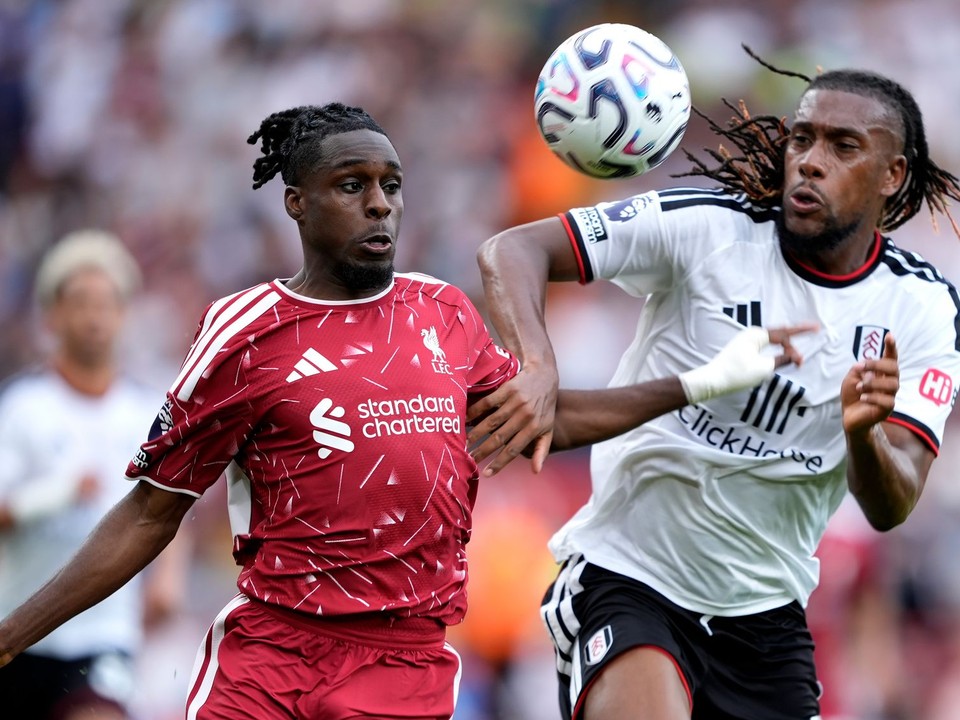 Hráč Liverpoolu Jeremie Frimpong (vľavo) v súboji s Alexom Iwobim z Fulhamu
