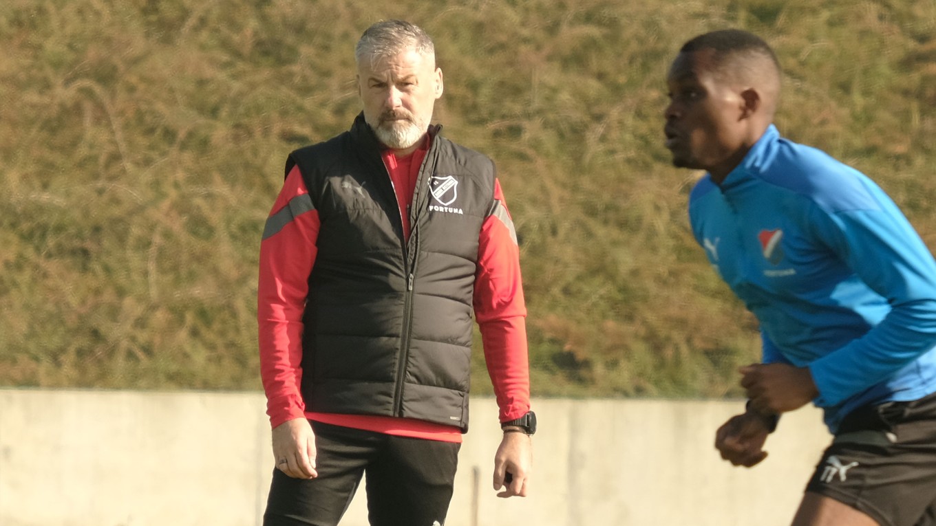 Tréner Pavel Hapal počas tréningu FC Baník Ostrava.