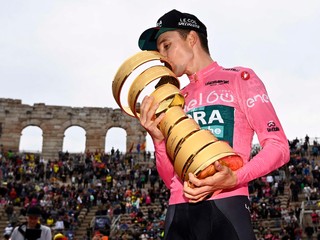 Jai Hindley s trofejou pre víťaza Giro d'Italia 2022. 