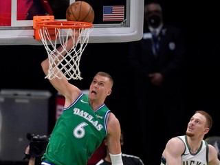 Kristaps Porziňgis v drese Dallas Mavericks.