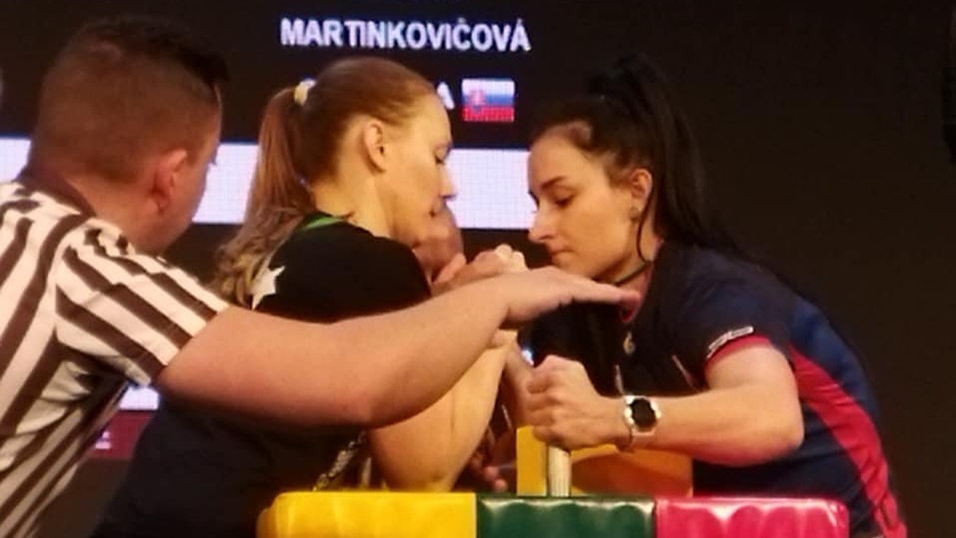 Rebeka Martinkovičová (vpravo) získala na ME v pretláčaní rukou 2021 dve zlaté medaily.