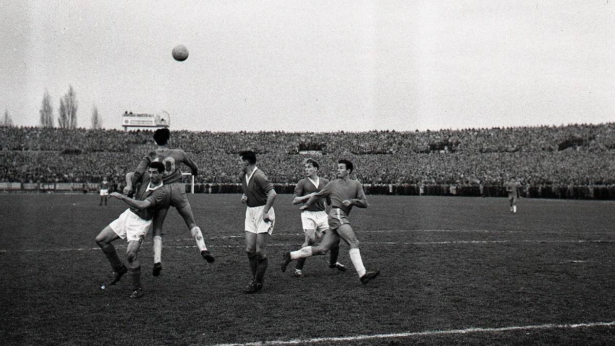 Toľko ľudí už nikdy u nás na futbale nebolo. Múr nevydržal, našťastie nik neumrel