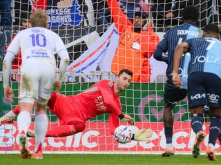 Dominik Greif chytá penaltu v zápase Ligue 1 s Le Havre.
