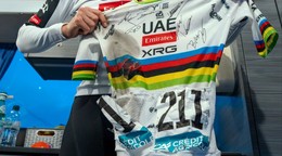 Tadej Pogačar s dresom z pretekov Miláno - San Remo 2026