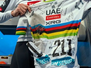 Tadej Pogačar s dresom z pretekov Miláno - San Remo 2026