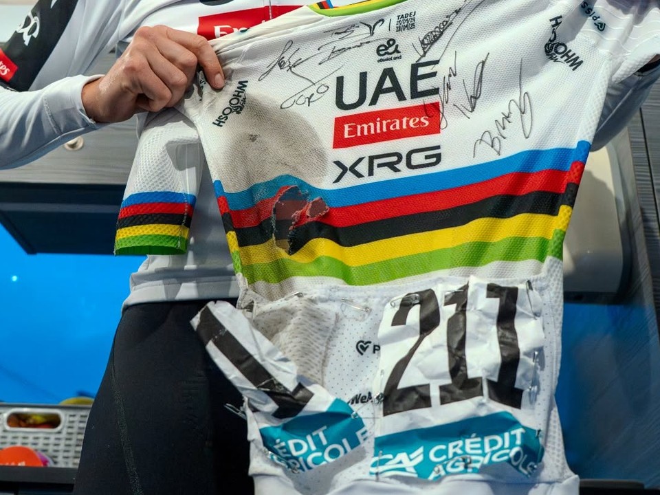 Tadej Pogačar s dresom z pretekov Miláno - San Remo 2026