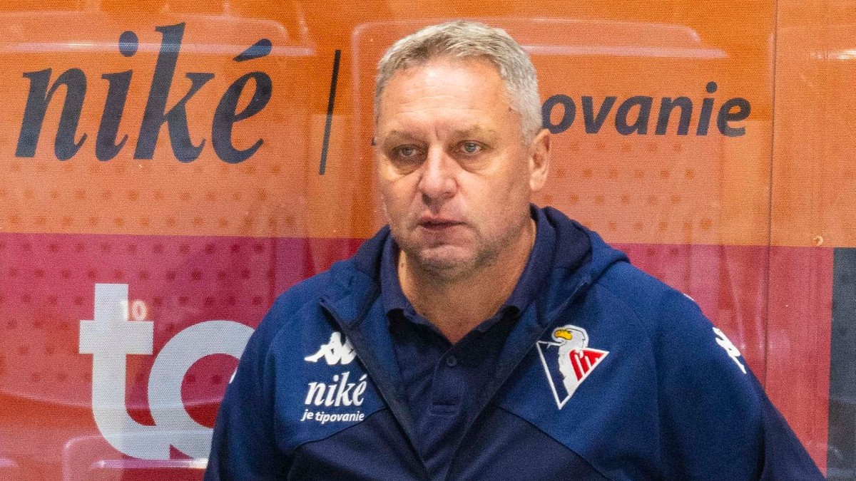 Tréner HC Slovan Bratislava Peter Oremus počas zápasu 1. kola Tipos extraligy HC Slovan Bratislava - HC Mikron Nové Zámky.