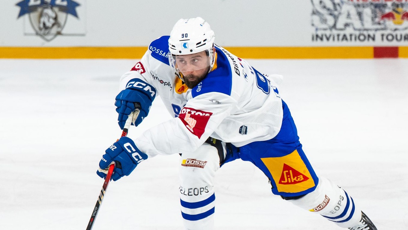 Slovenský hokejista Tomáš Tatar v drese švajčiarskeho Zugu.