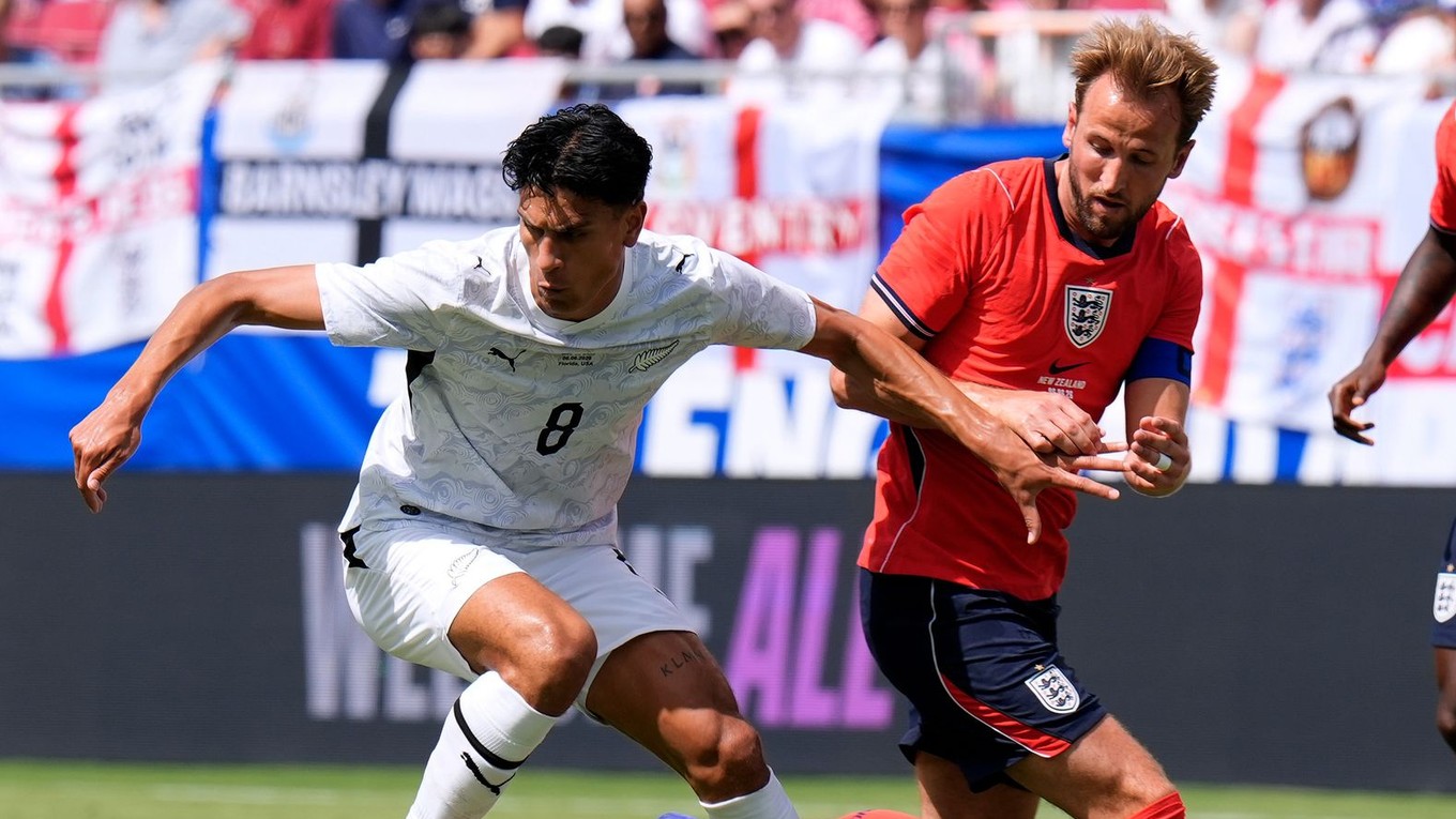 Novozélandský stredopoliar Marko Stamenič (8) a anglický útočník Harry Kane.